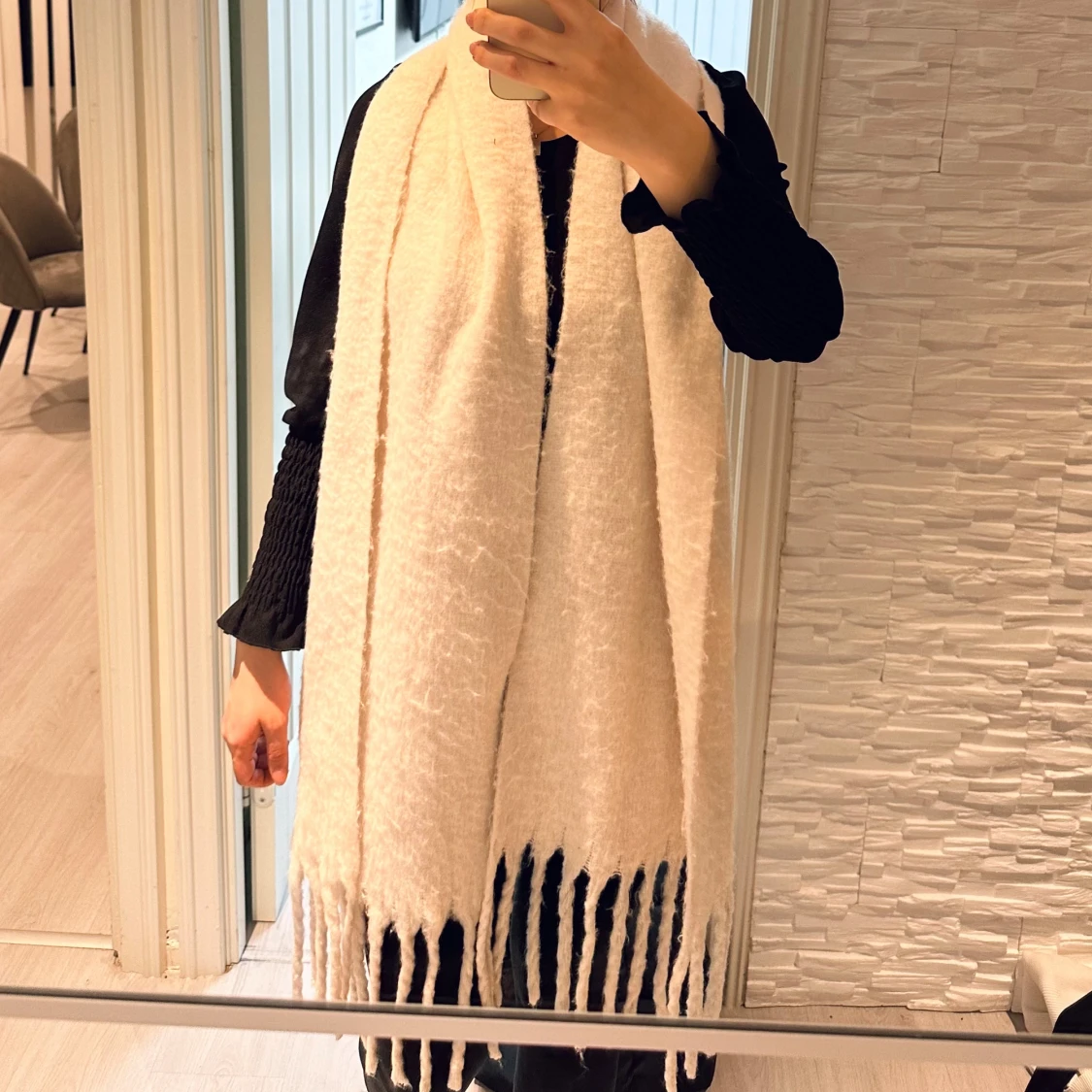 Vit halsduk med fransar