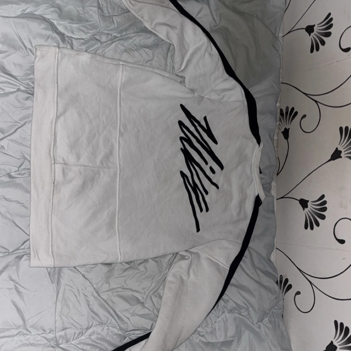 Vit långärmad tröja med svart tryck - 90