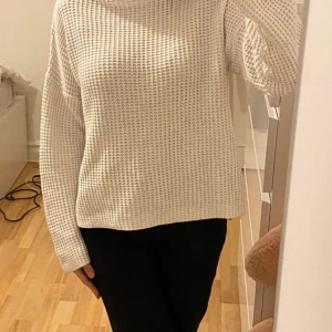 Vit stickad polotröja - Mysig vit stickad polotröja med långärmad design. 