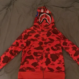 Bape tröja - Säljer denna bape tröjan för att den är för liten. Inga defekter, 10/10 skick.