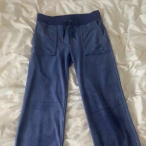 Juicy contute storlek: XS och färg: grey blue - Jag fick dessa i julklapp med en kofta men byxorna var mörkare en koftan så de matchade inte så därför säljer jag dessa. Bara andvänds få tal timmar. Men de e super snygga🩷🩷