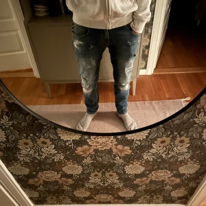 Replay jeans med slitningar - Dessa jeansen är tvär feta o passar t nästan allt. De är strl 29 W men känns som 30/31 och 32 L. De är i riktigt bra skick och har passformen slim/regular. Riktigt bra för vintern🤩🤩 De bara att kontakta vid funderingar/mer bilder, snabb affär=lägre pris🤝🤝
