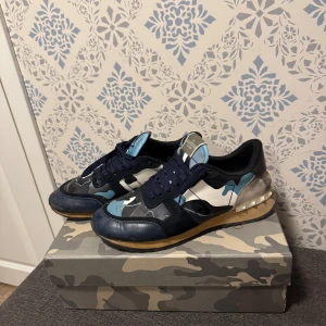Valentino rockrunners - Blå camo rockrunners storlek 44-45 skick 8/10 pris 1400kr