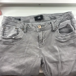 Grå bootcut jeans från LTB - Snygga grå bootcut jeans från LTB med låg midja. Klassisk femficksdesign och knappgylf. Säljer dom för att dom är för stora. Dom är tvättade några gånger men dom är fortfarande i ett bra skick. Köpte dom för 900kr men säljer dom för 500kr. Det kommer post bevis och kommer att tvättas innan den skickas.