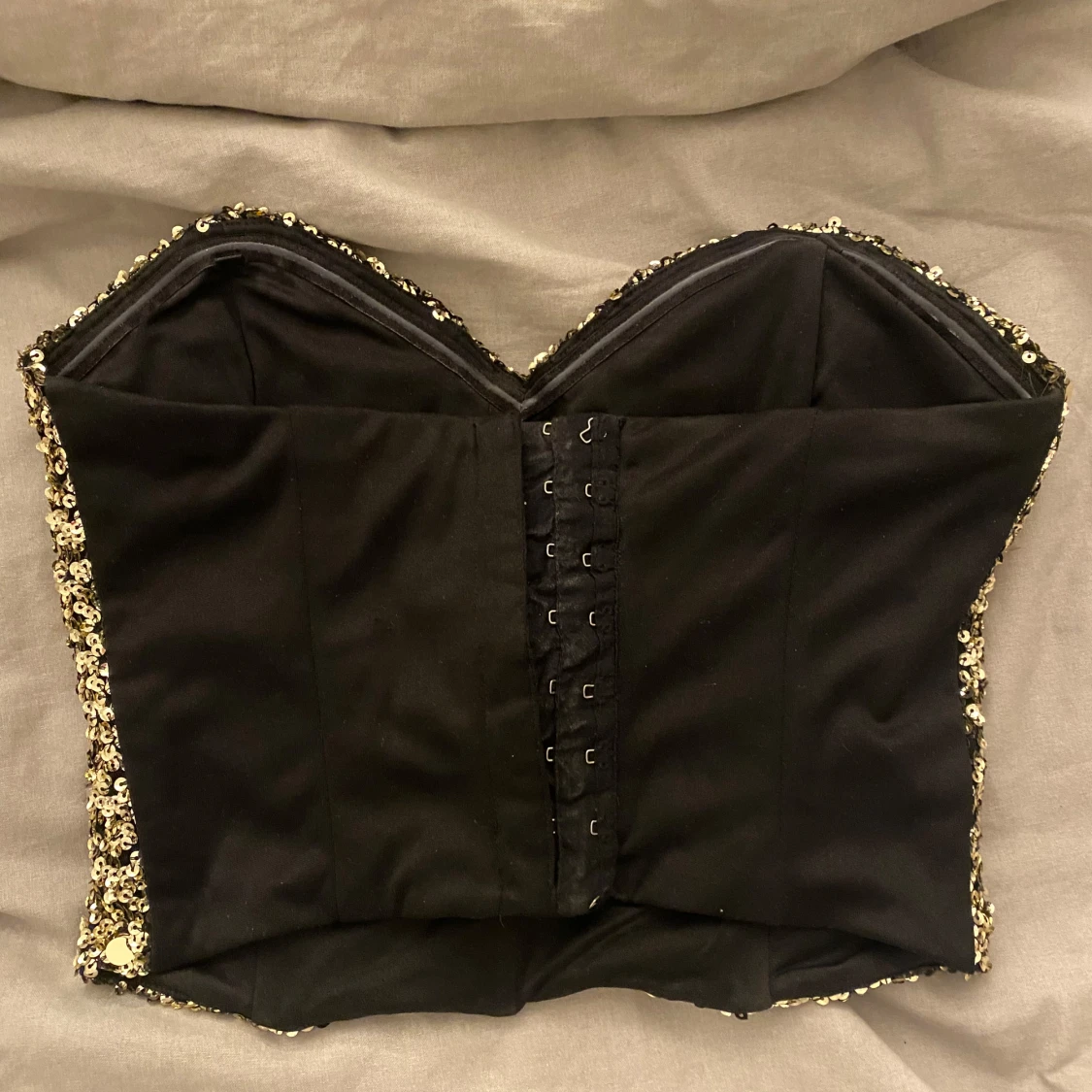 Glittrig tubtopp med paljetter - 91