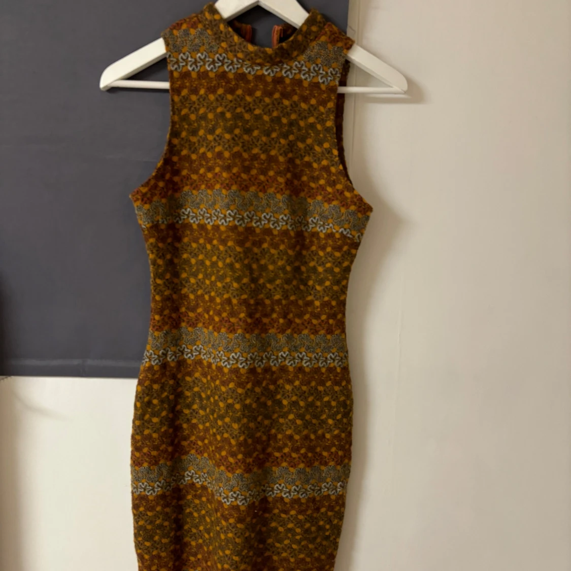 Mönstrad ärmlös klänning