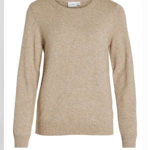Beige stickad tröja från Vila - Säljer en stilren beige stickad tröja från Vila. Tröjan har en rund halsringning och långa ärmar. I strlk xs . Prislappen finns kvar 