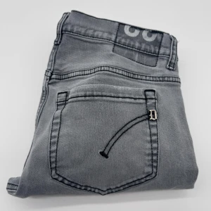 DONDUP GEROGE JEANS  - - Dondup George jeans - storlek w30, benlängd: 94cm, midjemått: 37cm - Nypris runt 4000 - Kontakta för fler frågor eller funderingar // Deluxecloset 
