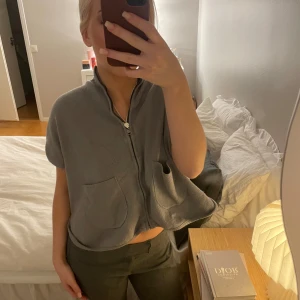 Väst  - Jätte snygg väst från zaras barnavdelning, passar mig som annars har xs/s💕
