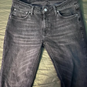 Nudie Jeans Svarta 31/32 - Säljer dessa extremt stiliga nudie jeans i modellen skinny lin vilket innebär att dessa sitter relativt tight. Storlek 31/32