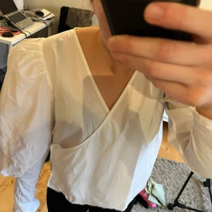Blus  - En jättesöt vit fin blus från H&M med knytning på insidan för att förhindra att den öppnas upp och knapp framtill och i ändarna på ärmarna. Sedan ingår även ett snöre om man vill knyta runt midjan. Knappt använd, pris diskuterarbart ❤️🤗 