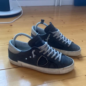 Philippe Model - Säljer dessa schyssta Philippe model i 40 passar 41. Bra skick med tecken på användning och innersulan är i lite sämre skick. Vid frågor är det bara att skriva ✍🏼👌🏼pris går alltid att diskutera 🤝🏼