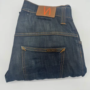 NUDIE JEANS - - Nudie jeans modell: Thin Finn - Storlek W32/L32 - Nypris runt 1600kr - Kontakta för fler frågor eller funderingar // Deluxecloset