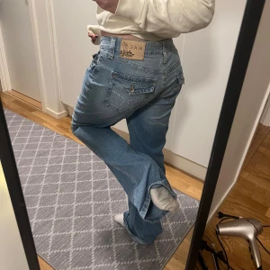 lågmidjade jeans - lågmidjade bootcuts, men alldeles för stora för mig!  midjemått: ca 45 innerbenslängd: ca 87