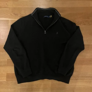 Ralph Lauren half-zip - Säljer min Ralph Lauren half-zip pga den inte används. Den är svart och storlek L men passar M. Hör av dig vid frågor!