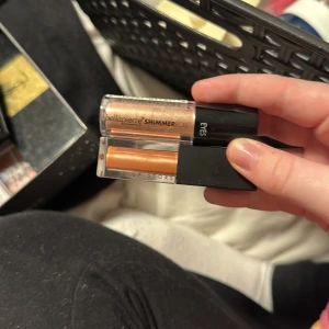Shimmer Roll från Bellápierre - Säljer en Shimmer Roll från Bellápierre i en glittrande nyans. Perfekt för att ge extra lyster till ögonen eller kinderna. Enkel att applicera med rullapplikatorn.