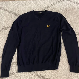 Svart och randig tröja från Lyle & Scott - Säljer nu 3 tröjor till ett paket pris alla 3 för 500. Storlek XL men passar också L. En är mörkblå en är svart och en randig.
