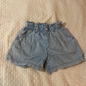 Blå shorts från Balabala - Säljer ett par ljusblå shorts från en butik i Kina som heter Balabala! Den är storlek 140-155 men är väldigt stretchig så skulle säga att den passar även 160! 💕