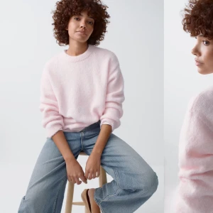 Ljusrosa stickad tröja - Mysig ljusrosa stickad tröja med rund hals och långa ärmar. Perfekt för kyligare dagar och ger en avslappnad look. Passar bra till jeans eller kjol.