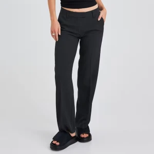Svarta kostymbyxor - Snygga svarta straight kostymbyxor. Byxorna är typ low-mid waist från bok bok i modellen Maddie, de är uppsydda till att passa en person som är runt 165-170