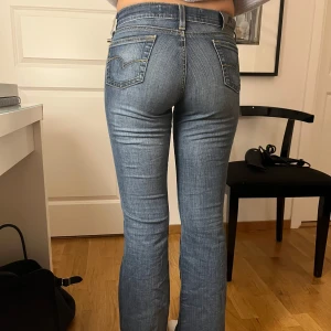 Lågmidjade bootcut jeans - Snygga blå jeans med bootcut, de har inga defekter eller något alls och passar till allt!❤️Midjemått: 37cm rakt över Innerbenslängden: 76cm rakt över