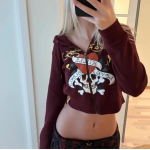 ed hardy tjocktröja 🤎 - så skön och snygg tjocktröja från ed hardy, helt ny!! jag är 176 för referens och detta är storlek L men sitter som en S. ok att köpa direkt 🖤