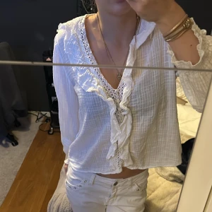 Fin vit blus med detaljer - Jätte fin vit blus som inte har några defekter alls! Pris kan alltid diskuteras.