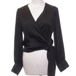 Svart satinblus  - Svart satinblus med omlott