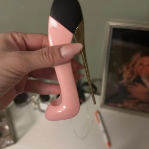 Good Girl Blush Eau de Parfum - Säljer en elegant parfymflaska formad som en högklackad sko i rosa och svart med gulddetaljer. Doften är från Carolina Herrera och heter Good Girl Blush. Perfekt för den som vill ha en stilfull och unik flaska på sminkbordet. 30 ml. Jag använde 2 gång men det inte min smål. Köpte från kicks.