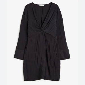 Svart klänning med knutdetalj - Fin svart klänning med en unik knutdetalj framtill. Använd en gång