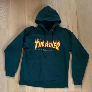 Mörkgrön hoodie från Thrasher - Säljer en mörkgrön hoodie från Thrasher som jag köpte på plick för några år sedan. Den har knappt kommit till användning men det finns täcken på användning från tidigare ägaren.