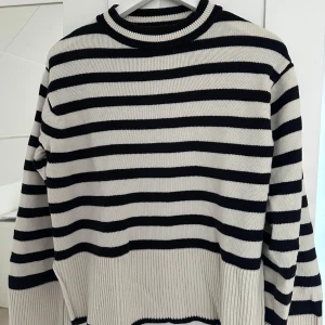 Randig tröja från Marville Road!😍 - Säljer en stilren randig tröja från Marville Road i svart och beige. Tröjan har en klassisk rund hals och långa ärmar, perfekt för en avslappnad look. Den är ribbad vid ärmslut och nederkant för extra komfort!😻 säljer den för att den inte kommer till användning!🥰