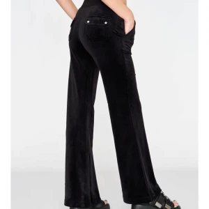 Svarta juicy byxor  - Säljer nu mina svarta juicy byxor , dom är i jätte bra skick och storlek  xs