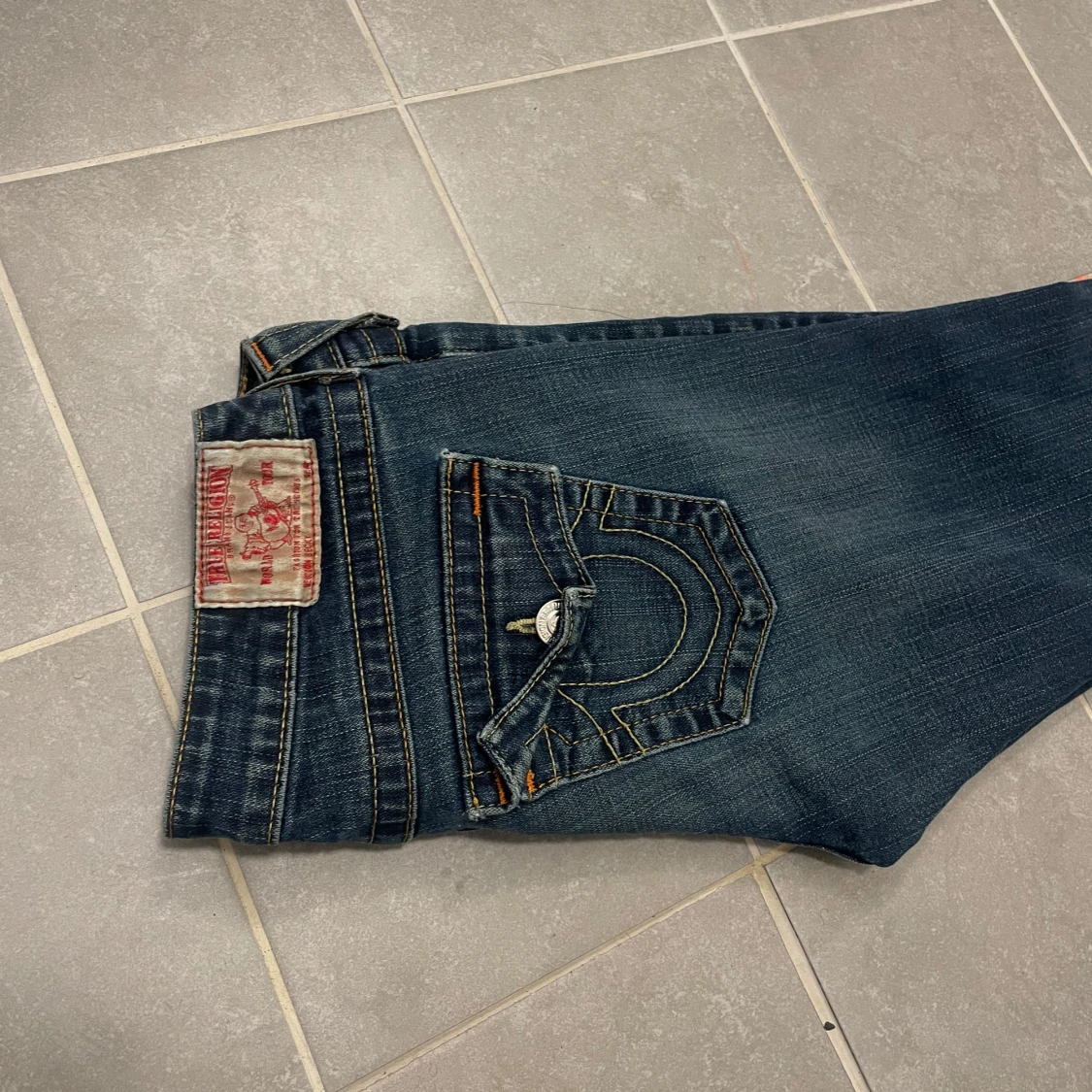 Mörkblå jeans från True Religion