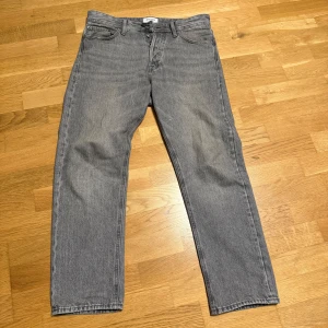 Jeans - Jack & Jones jeans i färgen grå. Väldigt sparsamt använda!