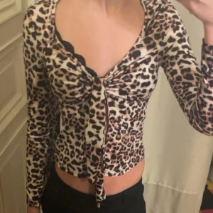 Leopardmönstrad knytblus - Säljer den här super snygga leopard blusen som man knyter fram! 💓Den är super sjön och perfekt om man vill klä upp sig! Skriv till mig om du har föer frågor. Köp nu jag postar snabbt!💞
