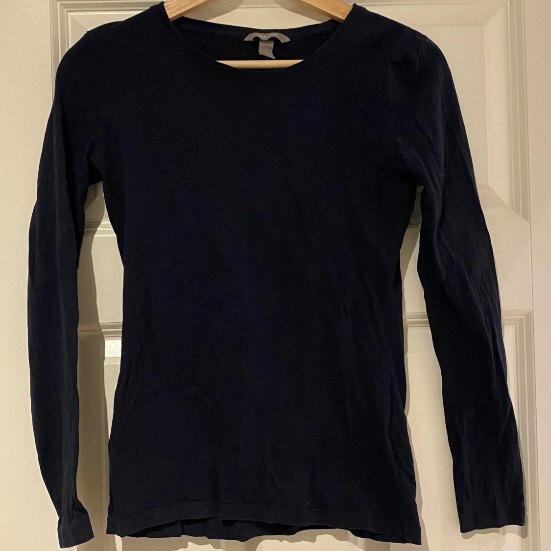 Marinblå tight långärmad tröja från Åhléns