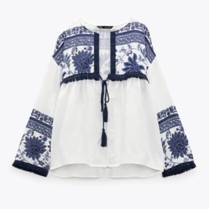 Blus ifrån zara - Säljer denna jättefina blus ifrån zara som inte går att få tag på längre! Blusen är i storlek medium och är i mycket fint skick då den knappt är använd! Ursprungligen köpt för 359kr 