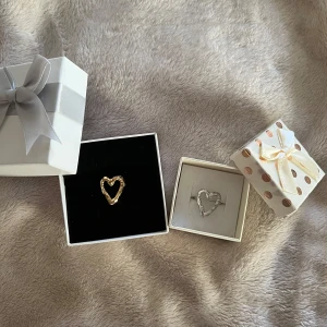 Ringar och halsband - Säljer justerbara smycken i rostfritt stål , alla är helt nya. Stora ringar 90kr. Små ringar 70kr. Halsband 80kr. Armband 70kr. Vid köp av fler saker får du rabatt ❤️