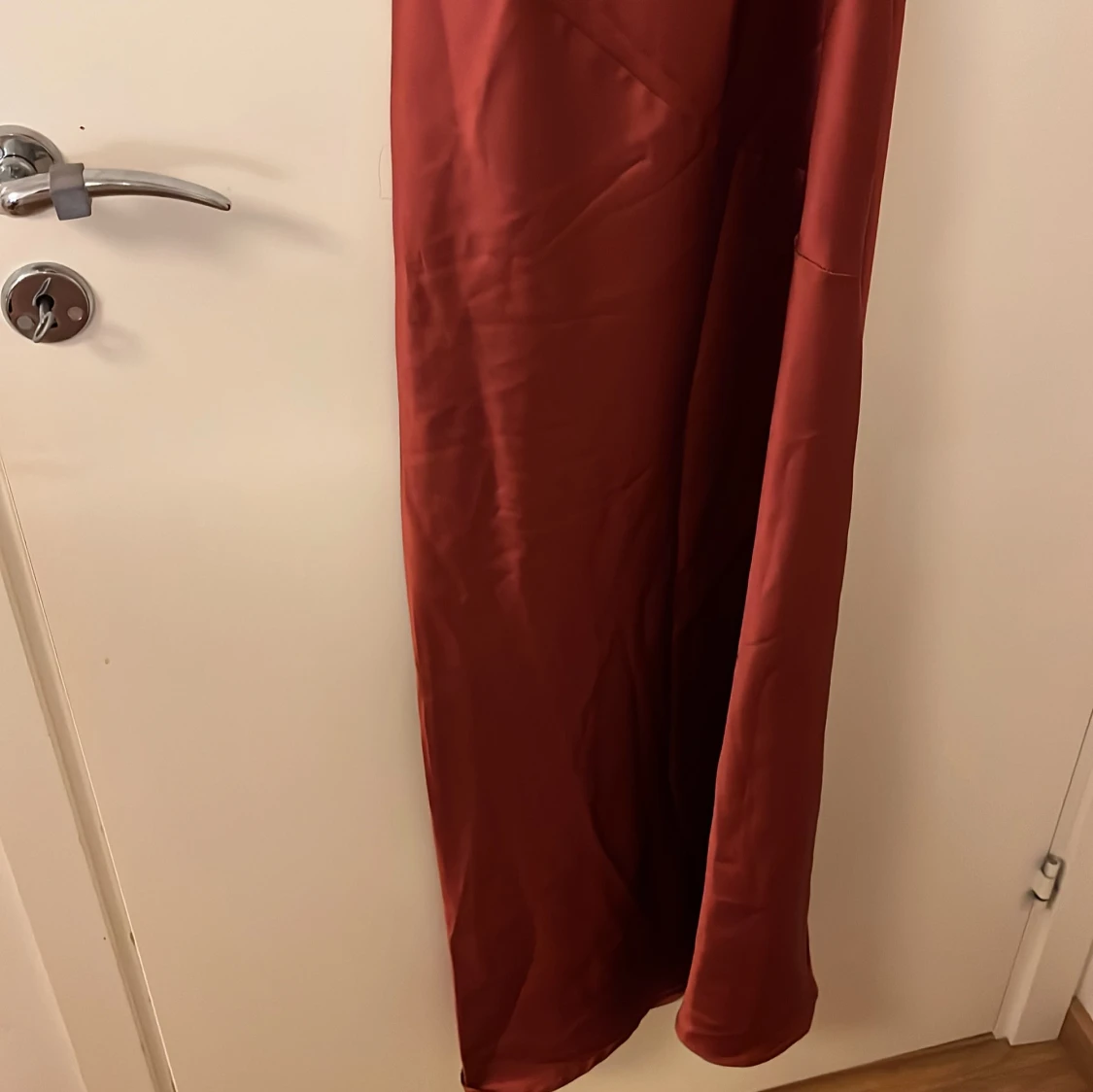 Vinröd långklänning i satin - 91