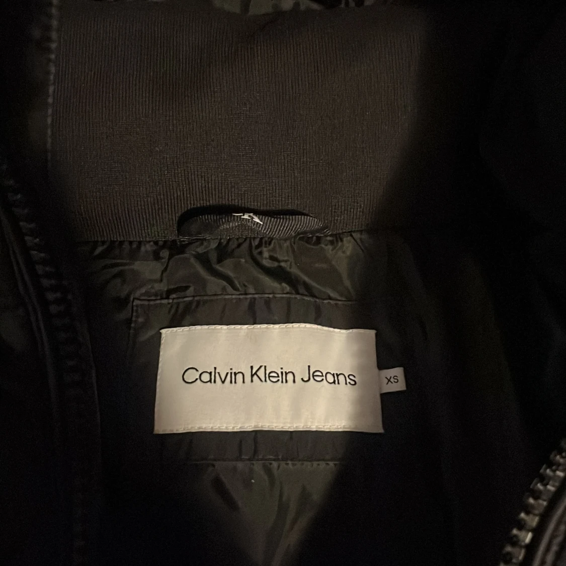 Svart pufferjacka från Calvin Klein Jeans - 90