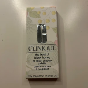 Clinique The Best of Black Honey Ögonskuggspalett - Snygg ögonskuggspalett från Clinique med flera nyanser i jordnära toner. Perfekt för att skapa både vardagliga och mer dramatiska looks. Kommer i en elegant förpackning med spegel och applikatorer.