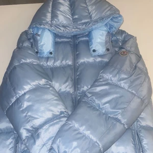 Moncler Maya - Säljer en snygg ljusblå Moncler maya, har köpt en annan jacka är anledningen till varför jag säljer denna. Passar perfekt till vinter, NFC tag finns även, vid frågor tveka inte på höra av er priset går alltid att diskutera vid snabb affär. Postas samma dag som den köps lägg gärna bud eller köp direkt för en smidig affär 
