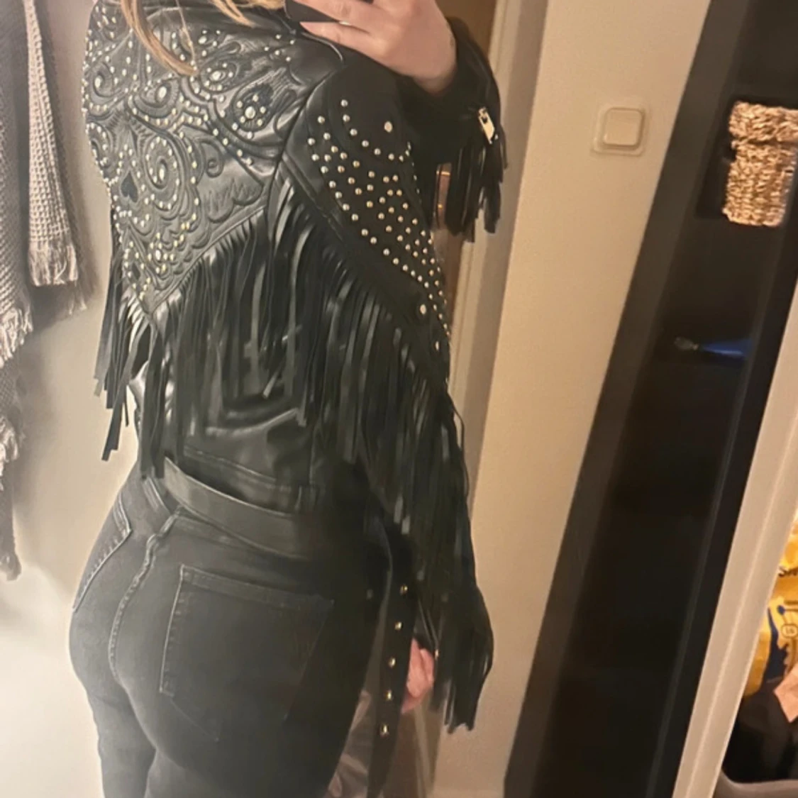 Svart skinnjacka med nitar och fransar - 90