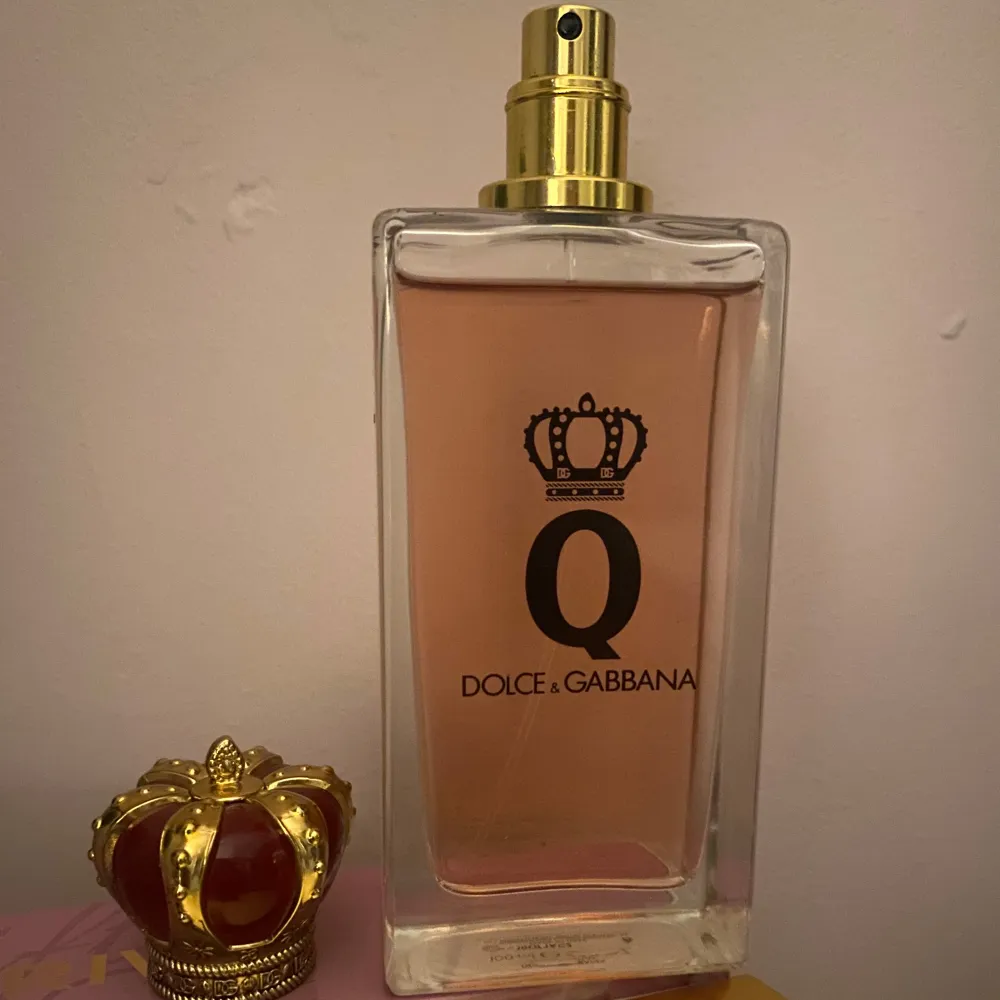Elegant parfymflaska från Dolce & Gabbana med en kunglig krona som lock. Den gyllene spraypumpen ger en lyxig känsla. Aldrig använd.. Perfume.