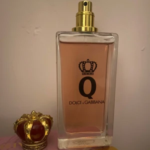 INTRESSEKOLL - Elegant parfymflaska från Dolce & Gabbana med en kunglig krona som lock. Den gyllene spraypumpen ger en lyxig känsla. Aldrig använd.