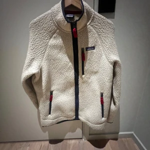 Patagonia flecce - Tja! Säljer denna feta Patagonia flecce perfekt nu när det blir lite kallare! 9,5/10 i Skick, i storlek M men passar även S! Priset är inte spickat. Skriv vid minsta lilla fråga!👍🏼