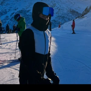 Intresse koll på min Svart vita skidjacka - Snygg och funktionell skidjacka i svart och vitt med dragkedja framtill. Passar fint till mig som är i 165 cm lång. Perfekt för vintersport och håller dig varm i backen. 