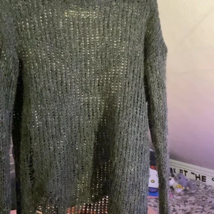 Grå stickad tröja - Köpt secondhand på Sellpy🎀 storlek ish S/M 🎀 inte använd sen jag köpte den🎀skriv gärna vid funderingar🎀