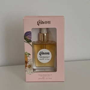 Gisou  - Gisou Honey Infused Hair Oil 20ml. Säljer denna super bra hårolja från Gisou, den är helt ny och oanvänd. Ordpris 270kr. Säljer för jag har redan en som jag fick som present och använder fortfarande. Vid fler frågor och bilder kontakta mig💕 